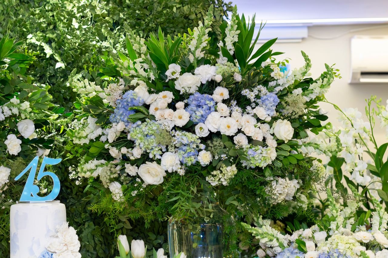 Beautiful blue and white floral arrangement perfect for weddings or quinceañeras in São Paulo.