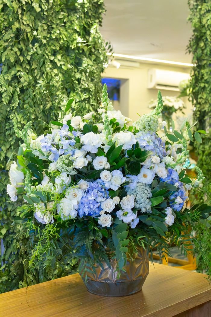 Stunning blue and white floral arrangement for a wedding setup in São Paulo.